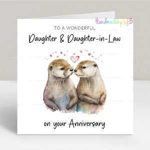 Tarjeta de feliz aniversario para hija y nuera. Tarjeta de felicitación de aniversario. Imagen de una nutria con un tierno sentimiento. 15 x 15 cm. Interior en blanco.