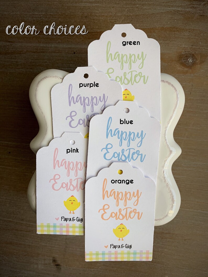 Puede incluir: Cinco etiquetas de regalo de Pascua con una ilustraci&oacute;n de un pollito y el texto "feliz Pascua" en diferentes colores: verde, morado, azul, rosa y naranja. Cada etiqueta tiene el texto "Papa & Gigi" en la parte inferior.