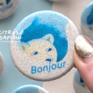 Bonjour Eisbär Abzeichen Pin Back Button, lustiger Eisbär Memes Zubehör Geschenke