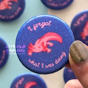 Esqueci o que estava fazendo, broche de distintivo de axolote, acessórios engraçados de memes de axolote, broche de névoa cerebral