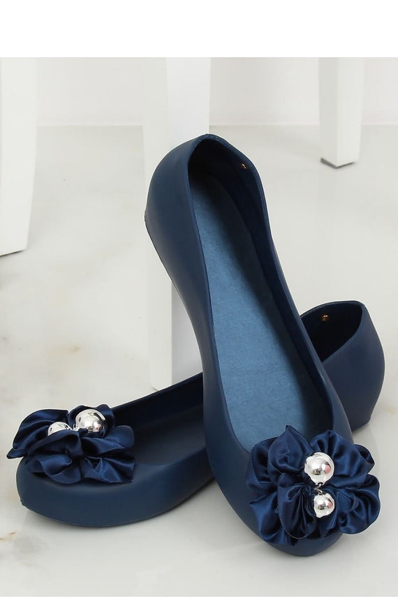 ladies navy pumps