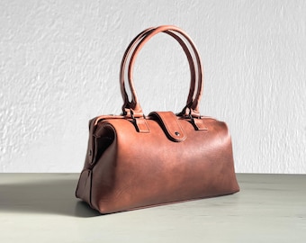 Structured Vegan Shoulder Bag For Professional Women: Retro Frame Purse