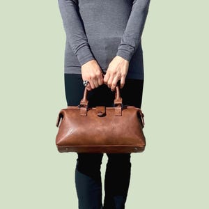 Joli cadeau végétalien à poignée sur le dessus pour femme, sac Boston en cuir végétalien souple, sac à main de médecin de style vintage à bandoulière