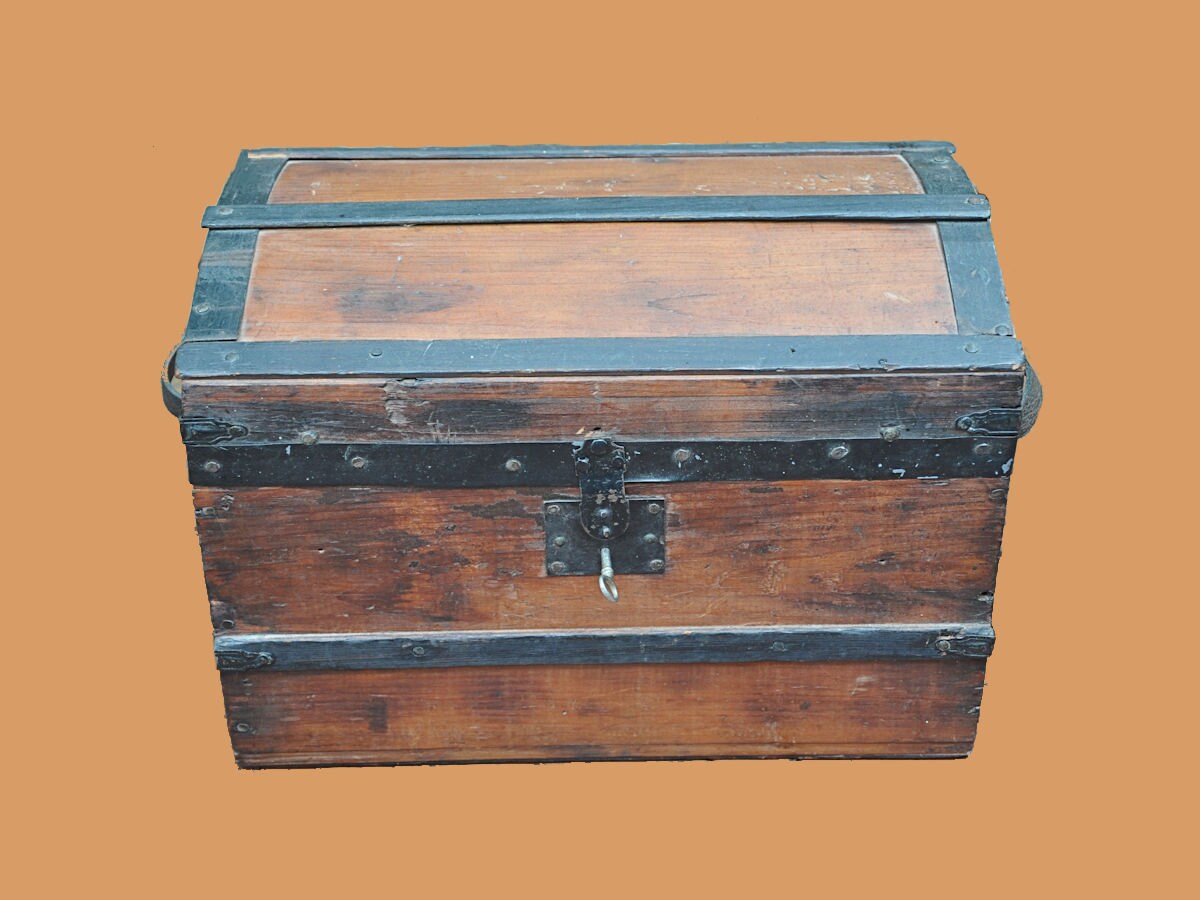 Trunk FAQs & Trunk Myths - HMS Antique Trunks