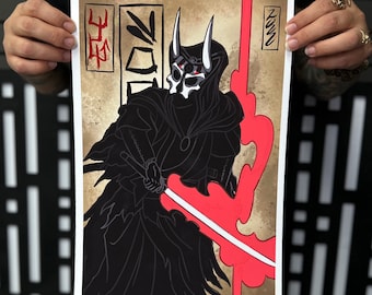 Peut inclure: Une illustration en noir et blanc d'une figure masquée avec des cornes, tenant un sabre laser rouge. L'arrière-plan est de couleur beige avec des caractères japonais.