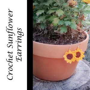 Peut inclure: Modèle de boucles d'oreilles en crochet en forme de tournesol. Les boucles d'oreilles sont jaunes et brunes et pendent d'un pot de fleurs en terre cuite.