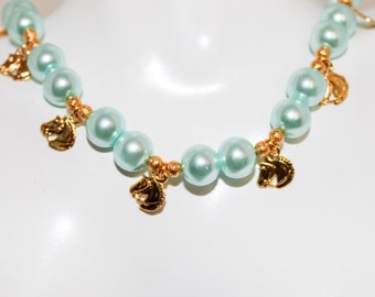 Collier Charms Cheval : collier perles de verre et mini cheval doré