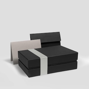 Cofanetto regalo in nero (22×14×7 cm) – BLONDBOX® Classic comprensivo di buono regalo, busta, carta velina e nastro di raso (bianco naturale)