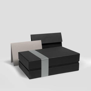 Cofanetto regalo in nero (22×14×7 cm) – BLONDBOX® Classic comprensivo di buono regalo, busta, carta velina e nastro di raso (argento)