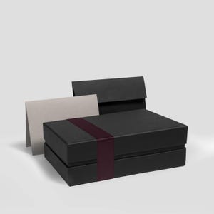 Cofanetto regalo in nero (22×14×7 cm) – BLONDBOX® Classic comprensivo di buono regalo, busta, carta velina e nastro di raso (rosso vino)