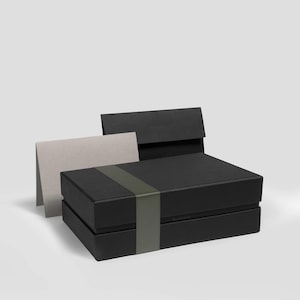 Coffret cadeau noir (22×14×7 cm) – BLONDBOX® Classic comprenant carte cadeau, enveloppe, papier de soie et ruban de satin (vert olive)