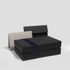 Cofanetto regalo in nero (22×14×7 cm) – BLONDBOX® Classic comprensivo di buono regalo, busta, carta velina e nastro di raso (blu scuro)
