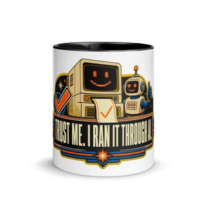 Może przedstawiać: Biały ceramiczny kubek z czarnym rantem i uchem, ozdobiony grafiką przedstawiającą komputer w stylu retro oraz małego robota pokazującego kciuk w górę. Napis głosi "TRUST ME. I RAN IT THROUGH AI." Wzór zawiera pomarańczowe znaki zaznaczenia.
