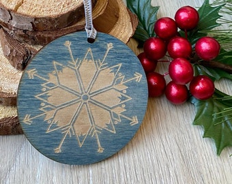 Adorno de madera de 3" con forma de montaña de copos de nieve