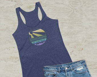 Camiseta sin mangas TriBlend con estampado geométrico de rayos de sol, montaña y bosque