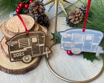 Adorno de madera grabado personalizado con forma de caravana vintage