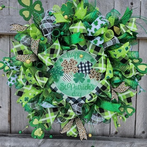 St. Patrick&#39;s Day Wreath: Irish Pub Decor with Shamrock Ribbons
