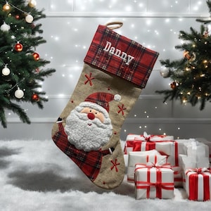 Medias navideñas personalizadas de Papá Noel: decoración rústica de arpillera bordada