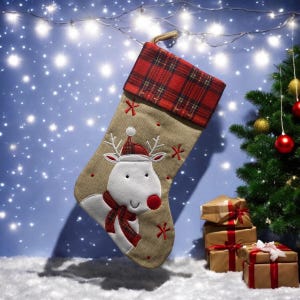 Può includere: Un calzino di Natale beige con un polsino a quadri rossi e neri. Il calzino presenta una renna ricamata con il naso rosso e una sciarpa a quadri rossi e neri.