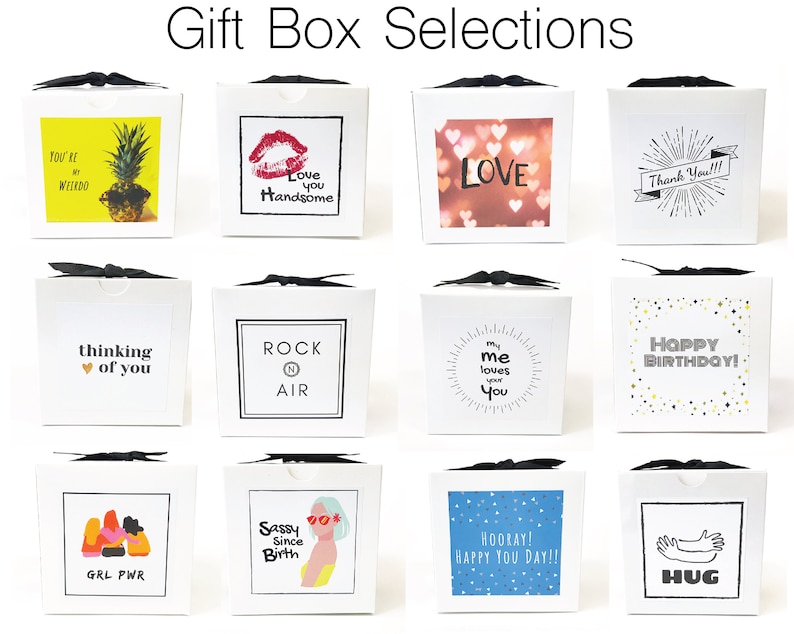 Peut inclure: Douze bo&icirc;tes cadeaux blanches avec diff&eacute;rents motifs et messages. Les bo&icirc;tes sont attach&eacute;es avec un ruban noir. Les motifs comprennent un ananas, une l&egrave;vre rouge, un c&oelig;ur, une &eacute;toile filante, un c&oelig;ur avec le mot "Love", un c&oelig;ur avec les mots "thinking of you", un motif noir et blanc avec les mots "Rock N Air", un soleil &eacute;clatant avec les mots "my me loves you", une &eacute;toile filante avec les mots "Happy Birthday", un motif avec les mots "GRL PWR", un motif avec les mots "Sassy Since Birth", un motif bleu avec les mots "Hooray! Happy You Day!!", et un motif avec les mots "Hug".