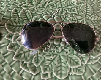 Ray-Ban ** RB 3025 Aviator Vintage Sunglasses -    Gold Frame & Dark Lenses - Classic Pilot Style - Authentic Retro. ** Made in Italy