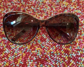 Vintage Kenneth Cole Reaction KC1234 Cat-Eye Tortoise Butterfly Sunglasses