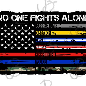 Könnte beinhalten: Eine schwarz-weiße, abgenutzte amerikanische Flagge mit dem Text "NO ONE FIGHTS ALONE" oben. Die Flagge hat dünne Streifen in verschiedenen Farben, die verschiedene Berufe repräsentieren: Grau für Strafvollzug, Gelb für Leitstelle, Blau und Weiß für Rettungsdienst, Rot für Krankenschwester, Rot für Feuerwehr, Blau für Polizei und Grün, Braun und Schwarz für Militär.