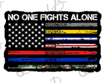 Può includere: Una bandiera americana sbiadita in bianco e nero con il testo "NO ONE FIGHTS ALONE" in alto. La bandiera ha sottili strisce di diversi colori che rappresentano diverse professioni: grigio per le correzioni, giallo per la spedizione, blu e bianco per il pronto soccorso, rosso per l'infermiera, rosso per i vigili del fuoco, blu per la polizia e verde, marrone e nero per i militari.