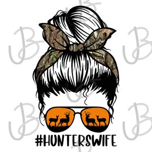 Może przedstawiać: Czarno-biała ilustracja kobiety z rozczochranym kokiem. Kok jest ozdobiony bandaną w kamuflażowym wzorze. Kobieta nosi okulary przeciwsłoneczne z zachodem słońca i sylwetkami jeleni odbijającymi się w szkłach. Tekst #HUNTERSWIFE znajduje się pod obrazkiem.