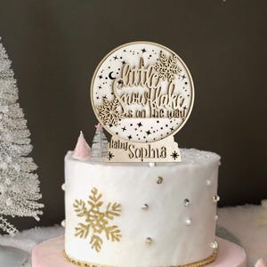 Tortenaufsatz 'A Little Snowflake Is On The Way' – Winter-Babyparty Deko