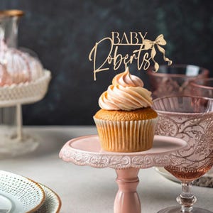 コケット ベビーシャワー、カスタム カップケーキ トッパー、ベビーシャワー リボン、ケーキ デコレーション、ベビーガール シャワー、カップケーキ トッパー ベビーシャワー