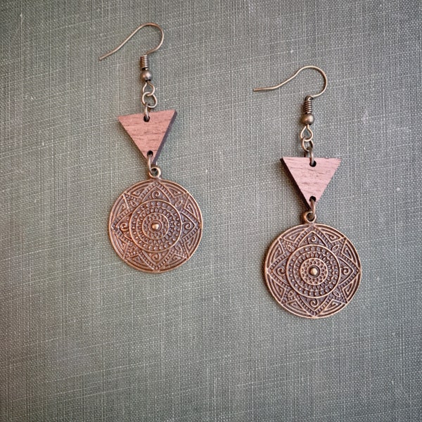 Charme de cercle de mandala en bronze avec boucles d’oreilles triangle en bois - Style Boho - Bijoux Boho