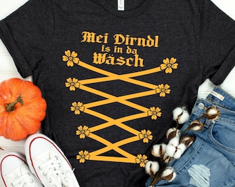 Funny Oktoberfest Dirndl Costume Shirt – "Mei Dirndl is in da Wäsch" Alpine Bavarian Lace-Up look Tee for German Beer Festival