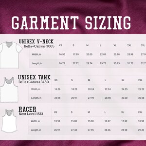 Puede incluir: Un gr&aacute;fico que muestra el tama&ntilde;o de la prenda para tres estilos diferentes de camisas: cuello en V, tanque y tanque de espalda de nadador. El gr&aacute;fico enumera las medidas de ancho y largo en pulgadas para cada tama&ntilde;o, de XS a 3XL.