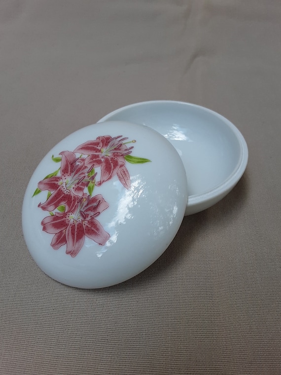 circa 1960/'s Dainty Ceramic Lidded RingTrinket Dish Floral Brocade Designed Lid with Gold Trim Outline