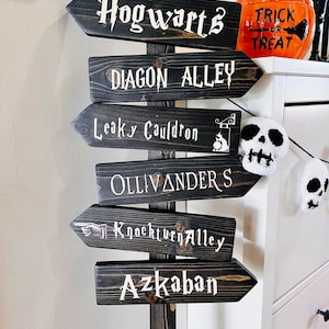 Letrero direccional de Halloween de bruja y mago espeluznante, decoración de madera con temática de cuento de hadas
