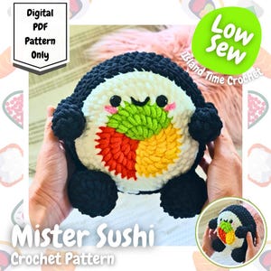 Puede incluir: Un juguete de peluche de sushi tejido a crochet con una cara sonriente. El sushi está hecho de hilos de diferentes colores, incluyendo rojo, amarillo y verde. El juguete está sosteniendo un trozo de sushi en su mano. El texto "Mister Sushi Crochet Pattern" está escrito debajo del juguete. El texto "Low Sew Island Time Crochet" está escrito en un círculo encima del juguete.