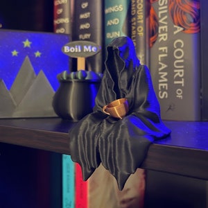 Figurine fantôme assise avec une tasse de thé, impression 3D, livre auto-décoration livresque Merch La faucheuse