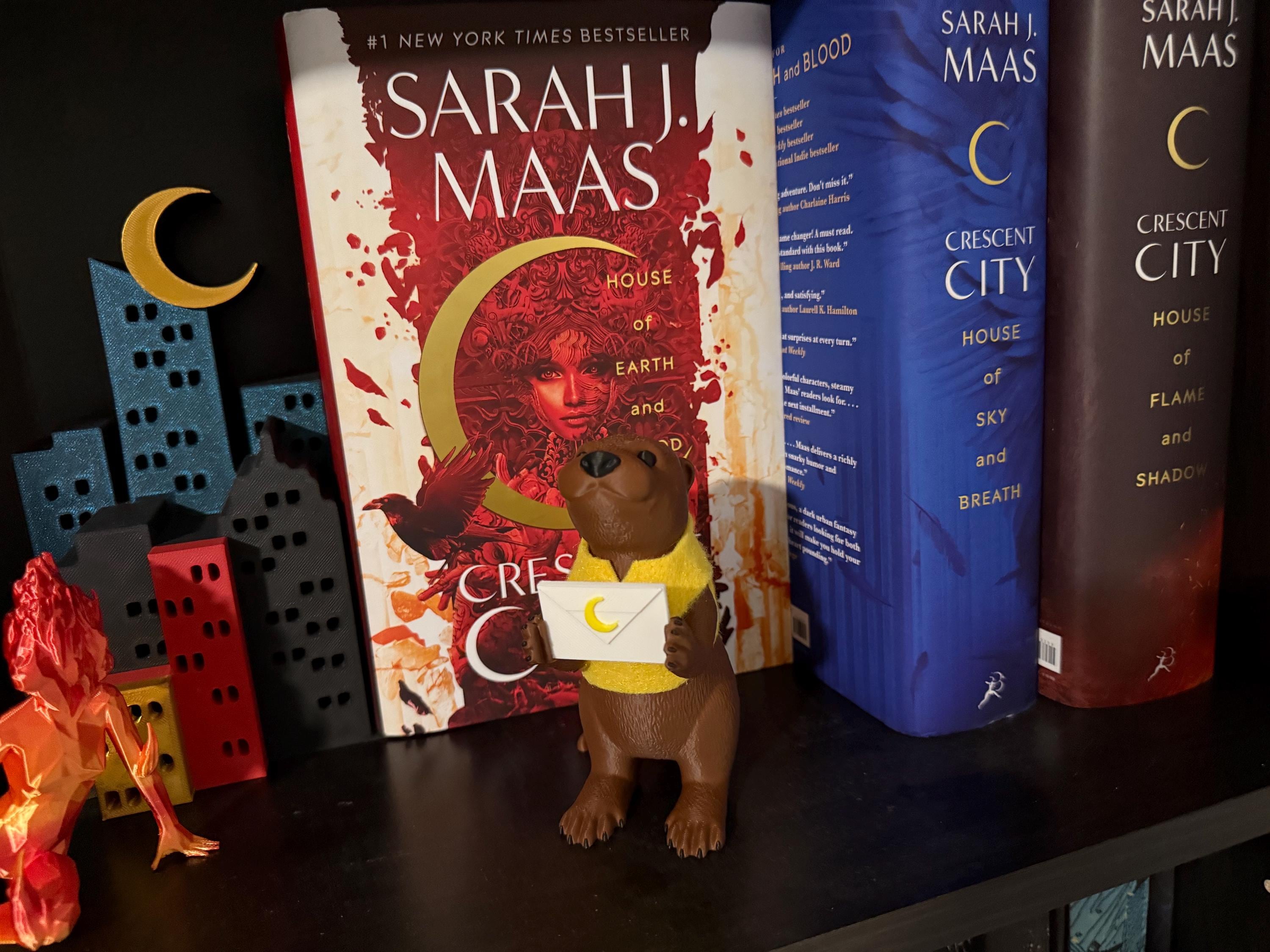 Cute Standing Otter Holding Mail - 3d printed - Bookshelf Decor