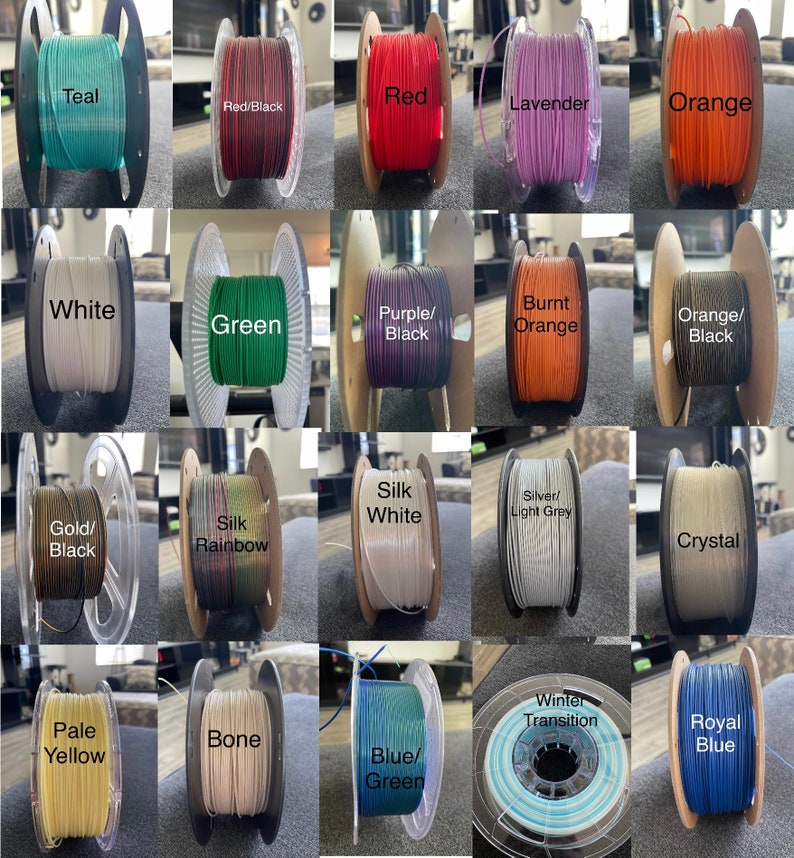 Puede incluir: Una cuadr&iacute;cula de bobinas de filamento de impresi&oacute;n 3D en varios colores, incluyendo verde azulado, rojo, lavanda, naranja, blanco, verde, morado/negro, naranja quemado, oro/negro, seda arco&iacute;ris, seda blanca, plata/gris claro, cristal, amarillo p&aacute;lido, hueso, azul/verde, transici&oacute;n de invierno y azul real.