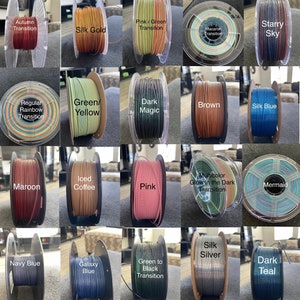 Puede incluir: Una cuadr&iacute;cula de bobinas de filamento de impresi&oacute;n 3D en varios colores. Los colores incluyen "Autumn Transition", "Silk Gold", "Pink/Green Transition", "Macaron Transition", "Starry Sky", "Regular Rainbow Transition", "Green/Yellow", "Dark Magic", "Brown", "Silk Blue", "Maroon", "Iced Coffee", "Pink", "Multicolor Glow in the Dark Transition", "Mermaid", "Navy Blue", "Galaxy Blue", "Green to Black Transition", "Silk Silver" y "Dark Teal".