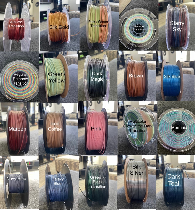 Puede incluir: Una cuadr&iacute;cula de bobinas de filamento de impresi&oacute;n 3D en varios colores. Los colores incluyen "Autumn Transition", "Silk Gold", "Pink/Green Transition", "Macaron Transition", "Starry Sky", "Regular Rainbow Transition", "Green/Yellow", "Dark Magic", "Brown", "Silk Blue", "Maroon", "Iced Coffee", "Pink", "Multicolor Glow in the Dark Transition", "Mermaid", "Navy Blue", "Galaxy Blue", "Green to Black Transition", "Silk Silver" y "Dark Teal".