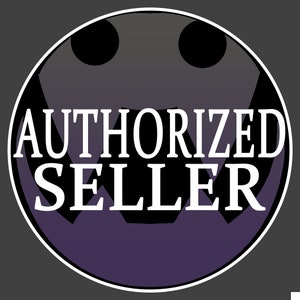 Puede incluir: Insignia circular con las palabras "AUTHORIZED SELLER" en blanco, en negrita, con fuente sans-serif. El texto est&aacute; centrado dentro de un c&iacute;rculo con contorno blanco y negro. El fondo presenta un dise&ntilde;o estilizado p&uacute;rpura y negro.