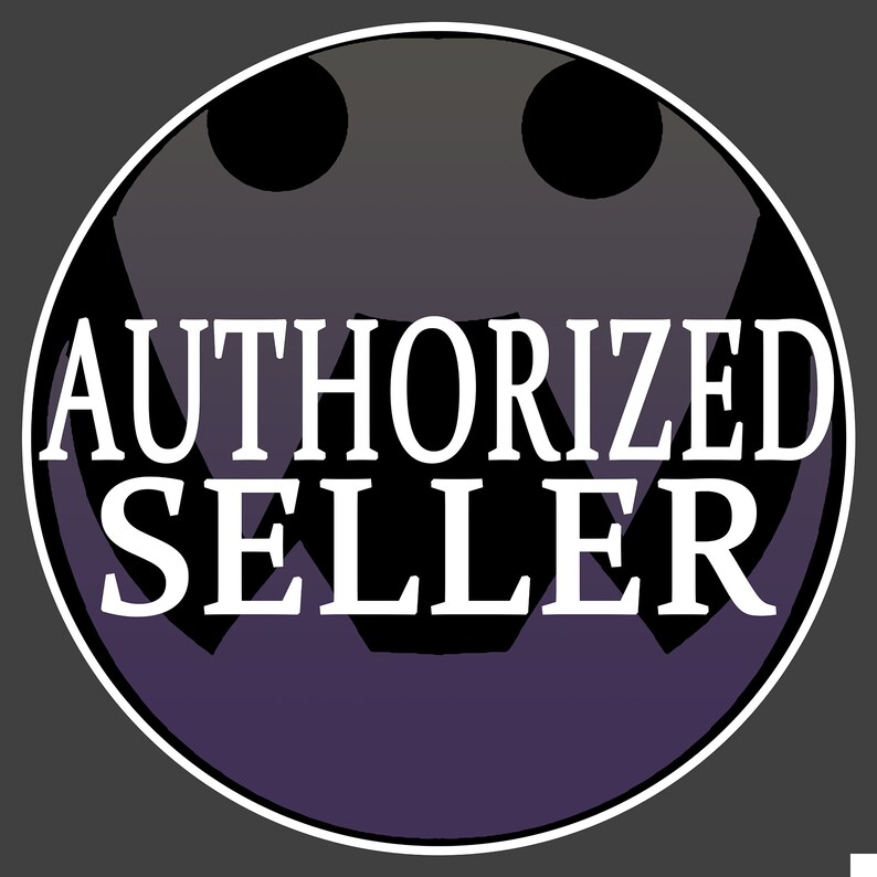 Puede incluir: Insignia circular con las palabras "AUTHORIZED SELLER" en blanco, en negrita, con fuente sans-serif. El texto est&aacute; centrado dentro de un c&iacute;rculo con contorno blanco y negro. El fondo presenta un dise&ntilde;o estilizado p&uacute;rpura y negro.