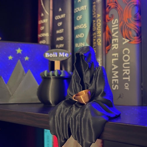 Figurine fantôme assise avec une tasse de thé, impression 3D, livre auto-décoration livresque Merch La faucheuse