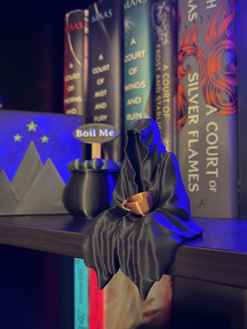 Figurine fantôme assise avec une tasse de thé, impression 3D, livre auto-décoration livresque Merch La faucheuse image 1