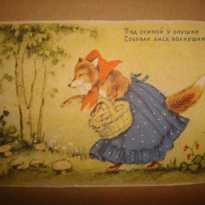 1950 Fox cueillant des champignons. Carte postale inutilisée vintage soviétique URSS artiste Ushakova ancienne carte postale russe pour enfants URSS