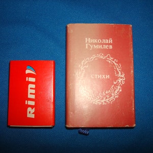 1988 Vintage miniksiążka Nikołaj Gumilew. Wiersze. Radziecki ZSRR Rosyjska miniatura Książka mini kieszonkowa książeczka wersety poetyckie Николай Гумилев стихи