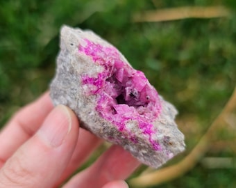 Natürliches rohes kristallines dunkelrosa Salrose-Exemplar/funkelndes rosa Kobaltoan-Calcit-Kristall aus Kongo, 45,7 g, 5,1 x 2,5 cm