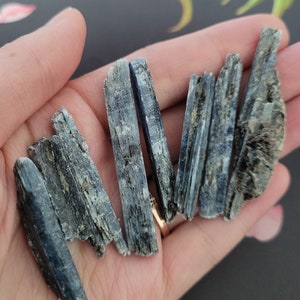 10g Seltener Indigo Blauer Kyanit Klingen-UV-reaktiver Rubin Roter Kyanit Simbabwe / High Vibration Chakra Ausrichtungsstein